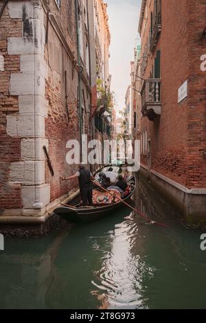 Balade tranquille en gondole à travers le charmant Canal de Venise - Photographie de voyage sur la voie navigable Serene Banque D'Images