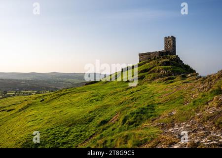 La lumière du matin brille sur l'église de St Michael de Rupe, au sommet d'une colline, sur la colline de Brent Tor à Dartmoor, West Devon. Banque D'Images