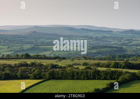 Le matin, la lumière brille sur la vallée de Tavy et les occidentaux de Dartmoor dans le Devon occidental. Banque D'Images