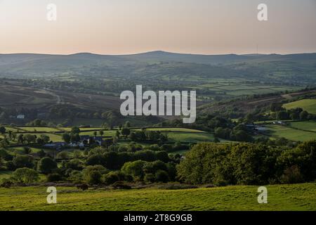 Le matin, la lumière brille sur la vallée de Tavy et les occidentaux de Dartmoor dans le Devon occidental. Banque D'Images