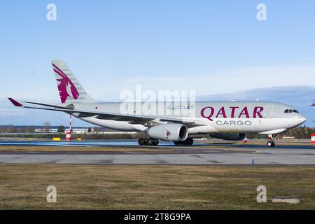 Qatar Airways Cargo Airbus A330-200F au sol après son atterrissage à l'aéroport international de Prague. Photo de haute qualité Banque D'Images