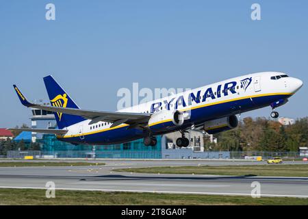 Boeing 737-800 de Ryanair décollant de l'aéroport de Lviv. Photo de haute qualité Banque D'Images