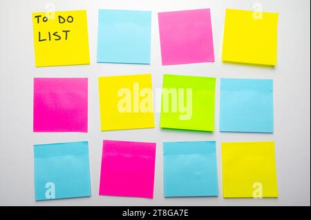 Feuilles adhésives de différentes couleurs, avec l'élément verbal « To Do list ». Objectifs, priorités et choses à faire dans la vie. Banque D'Images