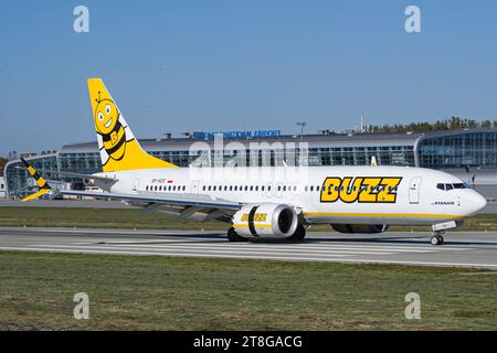 Buzz Airlines(exploité par Ryanair) Boeing 737 MAX 8-200 ralentissant sur piste après l'atterrissage à l'aéroport de Lviv. Photo de haute qualité Banque D'Images