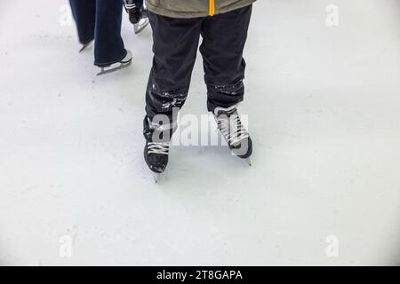 Vue rapprochée de se tenir debout sur des patins sur la glace au complexe sportif. Suède. Banque D'Images