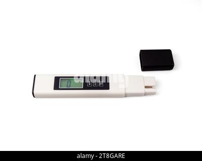 Testeur de qualité de l'eau sur fond blanc. Dispositif pour mesurer la qualité de l'eau. Banque D'Images