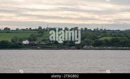 Un train de voyageurs transport for Wales longe l'estuaire de la Severn sur la ligne Gloucester-Newport à Purton près de Lydney dans le Gloucesters Banque D'Images