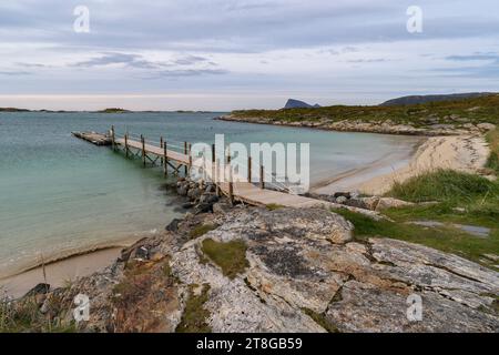 Jetée sur l'Atlantique près de Sommarøy, Norvège. Plage de sable avec espace barbecue et espace détente, au bord de la mer turquoise, base de pêche, départ de la visite en bateau Banque D'Images