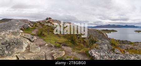 Femme de randonnée sur le pic dans la nature automnale de la Norvège. Randonnée au bord du fjord et des montagnes sur l'île de Kvaløya à Troms, entre pierre de marbre Banque D'Images