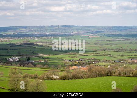 Vue sur Queen's Sedge Moor jusqu'à la ville de Wells et les collines de Mendip depuis Glastonbury Tor dans le Somerset. Banque D'Images