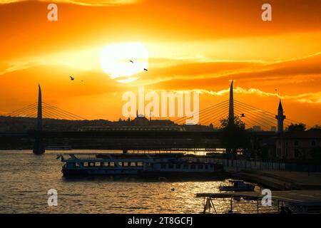 Istanbul est la ville de rêve entre les continents européen et asiatique. Vue sur le coucher du soleil d'Istanbul depuis le pont de métro Corne d'Or. Banque D'Images