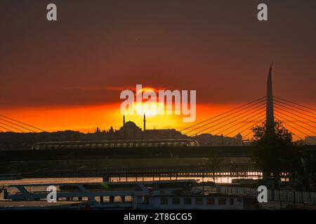 Istanbul est la ville de rêve entre les continents européen et asiatique. Vue sur le coucher du soleil d'Istanbul depuis le pont de métro Corne d'Or. Banque D'Images