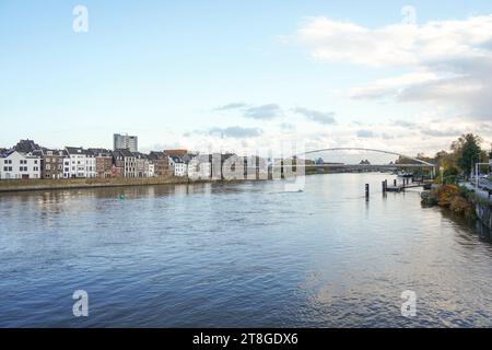 Wijck quartier à la rivière meuse, de Maas, avec pont Kennedy, Maastricht, Limbourg, pays-Bas. Banque D'Images