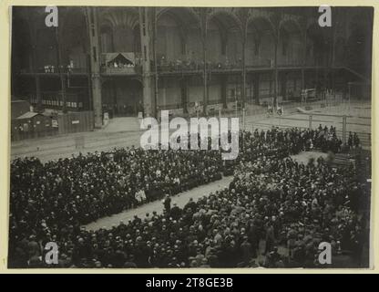 Revue du 14 juillet 1916 : le président présente les diplômes de mort pour la patrie aux familles, photographe, en 14-7-1916, 1e quart 20e siècle, Photographie, Paris, Dimensions - oeuvre : hauteur : 12,9 cm, largeur : 17,8 cm Banque D'Images