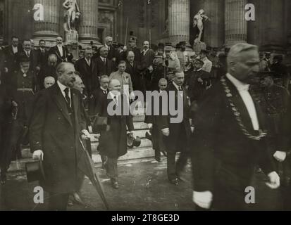 Revue du 14 juillet 1916 : le président sortant du grand palais, photographe, en 14-7-1916, 1e quart du 20e siècle, Photographie, Paris, Dimensions - oeuvre : hauteur : 12,9 cm, largeur : 17,8 cm Banque D'Images