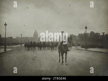 Revue du 14 juillet 1916. Général Dubail, photographe, en 14-7-1916, 1e quart du 20e siècle, Photographie, Photographie, Paris, Dimensions - oeuvre : hauteur : 12,8 cm, largeur : 17,9 cm Banque D'Images