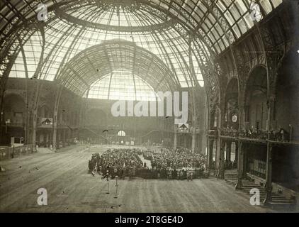 Revue du 14 juillet 1916 : le président présente les diplômes de (mort pour la Patrie) aux familles, photographe, en 14-7-1916, 1e quart 20e siècle, Photographie, Photographie, Paris, Dimensions - oeuvre : hauteur : 12,8 cm, largeur : 17,9 cm Banque D'Images