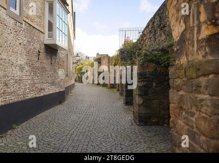 Jekerkwartier, rue Cobblestone, avec de vieux remparts dans le centre historique de Maastricht, Limbourg, pays-Bas. Banque D'Images