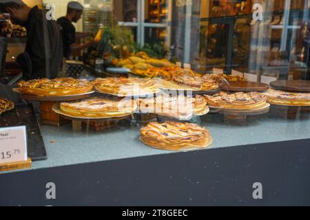 Limurgse vlaai, tarte typique ou tarte hollandaise, exposée dans une pâtisserie vitrée, Limbourg, Maastricht, pays-Bas du Sud. Banque D'Images