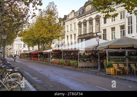 Vrijthof Square Maastricht avec bars et terrasses, Limbourg, pays-Bas. Banque D'Images