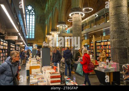 Librairie à l'intérieur de l'église dans la librairie Dominicanen basée dans l'ancienne église dominicaine, Maastricht, Limbourg, pays-Bas. Banque D'Images