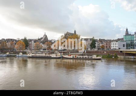 La rivière Maas, rivière Meuse avec barges, Maastricht, Limbourg, pays-Bas. Banque D'Images