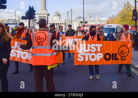 Londres, Angleterre, Royaume-Uni. 20 novembre 2023. Les militants de Just Stop Oil défilent à Trafalgar Square alors qu’ils poursuivent leurs protestations contre les nouvelles licences de combustibles fossiles. (Image de crédit : © Vuk Valcic/ZUMA Press Wire) USAGE ÉDITORIAL SEULEMENT! Non destiné à UN USAGE commercial ! Banque D'Images