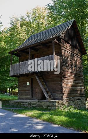 Roznov pod Radhostem, République tchèque - 28 septembre 2023 - le village valachien - maisons en bois dans la campagne rurale par une journée ensoleillée d'automne Banque D'Images
