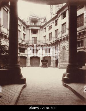 Cour du Hôtel de Beauvais, 68 rue François-Miron, 4e arrondissement, Paris, Atget, Eugène (Jean Eugène Auguste Atget), photographe, en 1902, Photographie, Arts graphiques, photographie, tirage albumen, Dimensions - œuvres : hauteur : 21,7 cm, largeur : 17,7 cm Banque D'Images