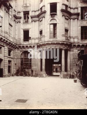 Cour du Hôtel de Beauvais, 68 rue François-Miron, 4e arrondissement, Paris, Atget, Eugène (Jean Eugène Auguste Atget), photographe, en 1902, Photographie, Arts graphiques, photographie, tirage albumen, Dimensions - oeuvre : hauteur : 21,7 cm, largeur : 17,7 cm Banque D'Images