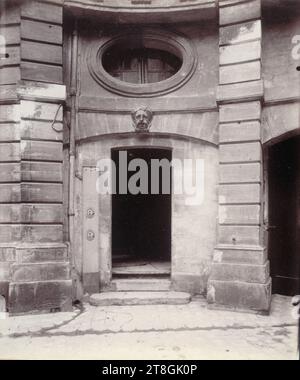 Cour du Hôtel de Beauvais, 68 rue François-Miron, 4e arrondissement, Paris, Atget, Eugène (Jean Eugène Auguste Atget), photographe, en 1902, Photographie, Arts graphiques, photographie, tirage albumen, Dimensions - oeuvre : hauteur : 21,7 cm, largeur : 17,7 cm Banque D'Images