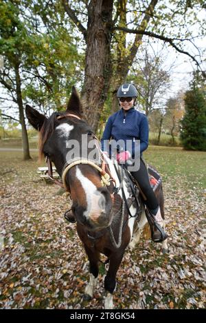 Une jeune femme prenant des leçons d'équitation à Abingdon, Virginie Banque D'Images