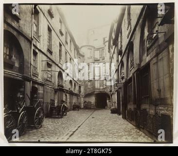Cour du Dragon (disparu), 6e arrondissement, Paris, Atget, Eugène (Jean Eugène Auguste Atget), photographe, Photographie, Arts graphiques, Albumen print, dimensions - travail : hauteur : 18 cm, largeur : 21,9 cm Banque D'Images