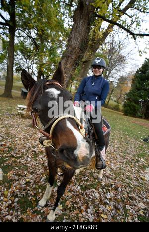 Une jeune femme prenant des leçons d'équitation à Abingdon, Virginie Banque D'Images