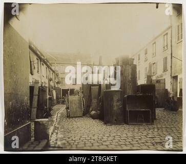 Cour Veissière, 11 passage Thier, 11e arrondissement, Paris, Atget, Eugène (Jean Eugène Auguste Atget), photographe, Photographie, Arts graphiques, Albumen print, dimensions - travail : hauteur : 17,8 cm, largeur : 21,4 cm Banque D'Images