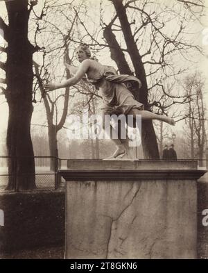 Daphné poursuivi par Apollon, sculpture de Guillaume Coustou, jardin des Tuileries, 1e arrondissement, Paris, Atget, Eugène (Jean Eugène Auguste Atget), photographe, Photographie, Arts graphiques, Albumen print, dimensions - travail : hauteur : 21,6 cm, largeur : 17,8 cm Banque D'Images