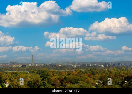 Vue de Washington DC depuis le sommet de la colline du cimetière d'Arlington en Virginie Banque D'Images