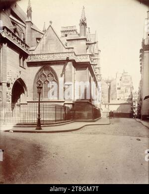 Église Saint-Germain-l'Auxerrois, de la place du Louvre vers la rue des Prêtres-Saint-Germain-l'Auxerrois, 1e arrondissement, Paris, Atget, Eugène (Jean Eugène Auguste Atget, surnom), photographe, en 1902, Photographie, arts graphiques, Photographie, tirage albumen, Dimensions - oeuvre : hauteur : 21,9 cm, largeur : 17,7 cm Banque D'Images