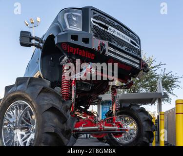 LAS VEGAS, NV/États-Unis - 2 NOVEMBRE 2023 : « Way Overkill », un camion Ford F-350 Super Duty, salon de l'auto de la Specialty Equipment Market Association (SEMA). Banque D'Images