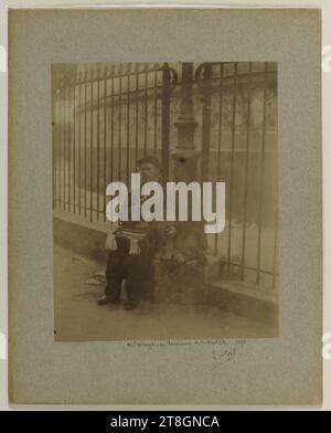 Un aveugle au panorama de la Bastille, 4e, 11e et 12e arrondissement, Paris, Atget, Eugène (Jean Eugène Auguste Atget), photographe, en 1898, Photographie, Arts graphiques, photographie, tirage albumen, Dimensions - œuvres : hauteur : 21,1 cm, largeur : 17,1 cm, Dimensions - montage original:, hauteur : 29,9 cm, largeur : 23,8 cm Banque D'Images