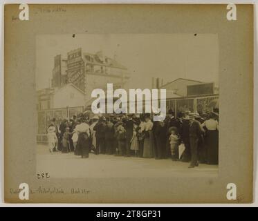 Voyageurs et curieux à l'ouverture du métro, place de la Bastille, 4e, 11e et 12e arrondissement, Paris, Atget, Eugène (Jean Eugène Auguste Atget), photographe, en 8-1900, Photographie, Arts graphiques, photographie, tirage albumen, Dimensions - oeuvre : hauteur : 17,4 cm, largeur : 21,9 cm, Dimensions - monture antique:, hauteur : 24 cm, largeur : 30 cm Banque D'Images