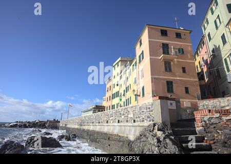 Allée grimpant sur une falaise et une petite place avec des bancs par une journée ensoleillée au bord de la mer à Boccadasse Banque D'Images