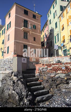 Allée grimpant sur une falaise et une petite place avec des bancs par une journée ensoleillée au bord de la mer à Boccadasse Banque D'Images