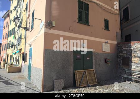 Allée grimpant sur une falaise et une petite place avec des bancs par une journée ensoleillée au bord de la mer à Boccadasse Banque D'Images