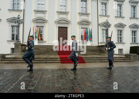 Konferenz G20 Compact avec l'Afrique Konferenz G20 Compact avec l'Afrique Am 20. Novembre 2023 à Berlin, Ehrenwache der Bundeswehr vor dem Schloss Bellevue Berlin GER *** Conférence G20 Compact with Africa Conférence G20 Compact with Africa le 20 novembre 2023 à Berlin, Garde d'honneur des forces armées allemandes devant Bellevue Palace Berlin Berlin GER Credit: Imago/Alamy Live News Banque D'Images