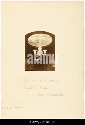 Reportage d'Edmond Bacot à Hauteville House : la coupole et le lustre de l'escalier, 1862, Bacot, Edmond, photographe, été 1862, 3e quart 19e siècle, Maison Victor Hugo - Maison Hauteville, Photographie, Photographie, tirage albumen, Guernesey, dimensions - travail : hauteur : 8,4 cm, largeur : 6,2 cm, Dimensions - monture antique:, hauteur : 12,5 cm, largeur : 10,8 cm Banque D'Images