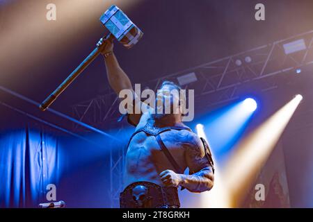 Zehnte Ausgabe des METAL HAMMER Paradise Alljährlich trifft sich die Metalszene zum Saisonausklang gemeinsam an der Ostsee zum Indoor Festival. 4000 Metalheads erlebten mit 27 groupes vor Ort das Jubiläum am Weissenhäuser Strand. Auch die Band TOUT POUR METAL startete mit einer Supershow durch. Schleswig Holstein Deutschland  JR56997 *** dixième édition du MARTEAU MÉTALLIQUE Paradise chaque année, la scène Metal se réunit à la fin de la saison à la mer Baltique pour le festival indoor 4000 metalheads ont vécu l'anniversaire à Weissenhäuser Strand avec 27 groupes sur place le groupe ALL FOR METAL al Banque D'Images