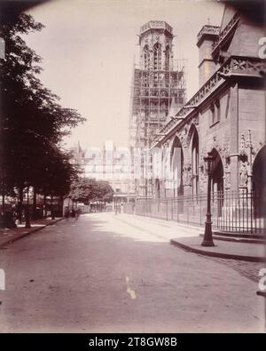 L'église Saint-Germain-l'Auxerrois en cours de restauration, place du Louvre, 1e arrondissement, Paris, Atget, Eugène (Jean Eugène Auguste Atget), photographe, en 1902, Photographie, Arts graphiques, photographie, tirage albumen, Dimensions - oeuvre : hauteur : 22,1 cm, largeur : 17,8 cm Banque D'Images