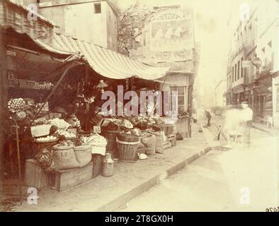 Vendeur de légumes, coin rue Vauvillers et rue de l'arbre-sec, 1e arrondissement, Paris, Atget, Eugène (Jean Eugène Auguste Atget), photographe, en 1898, Photographie, Arts graphiques, photographie, tirage albumen, Dimensions - travail : hauteur : 17. 3 cm, largeur : 22,7 cm, Dimensions - montage d'origine:, hauteur : 23,9 cm, largeur : 29,6 cm Banque D'Images