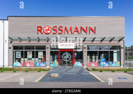 Rossmann Drogerie filiale Laden Geschäft à Stuttgart Stuttgart, Allemagne - 30. Juillet 2023 : Rossmann Drogerie filiale Laden Geschäft à Stuttgart, Deutschland. *** Magasin Rossmann Drogerie à Stuttgart Stuttgart, Allemagne 30 juillet 2023 magasin Rossmann Drogerie à Stuttgart, Allemagne Credit : Imago/Alamy Live News Banque D'Images